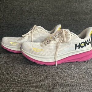 WOMEN'S HOKA ONE
ONE CLIFTON 9 size 8.5B Only worn a few times.